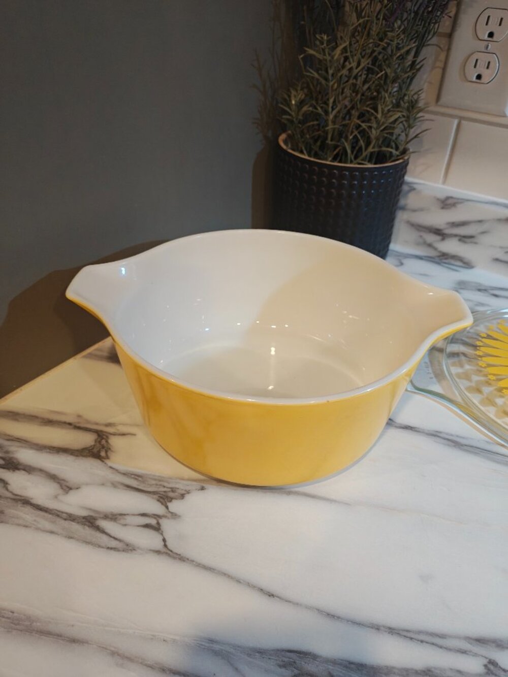 Vintage Pyrex Daisy Sunflower Yellow Casserole Dish with Glass Lid 1968–1973 - Picture 5 of 11